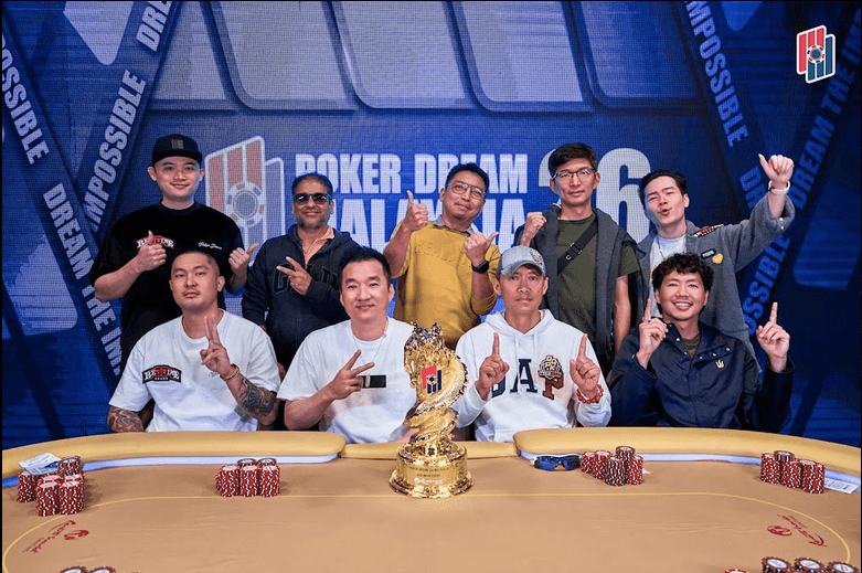 Poker Dream 26 Malaysia「Main Event」ファイナルテーブルの集合写真